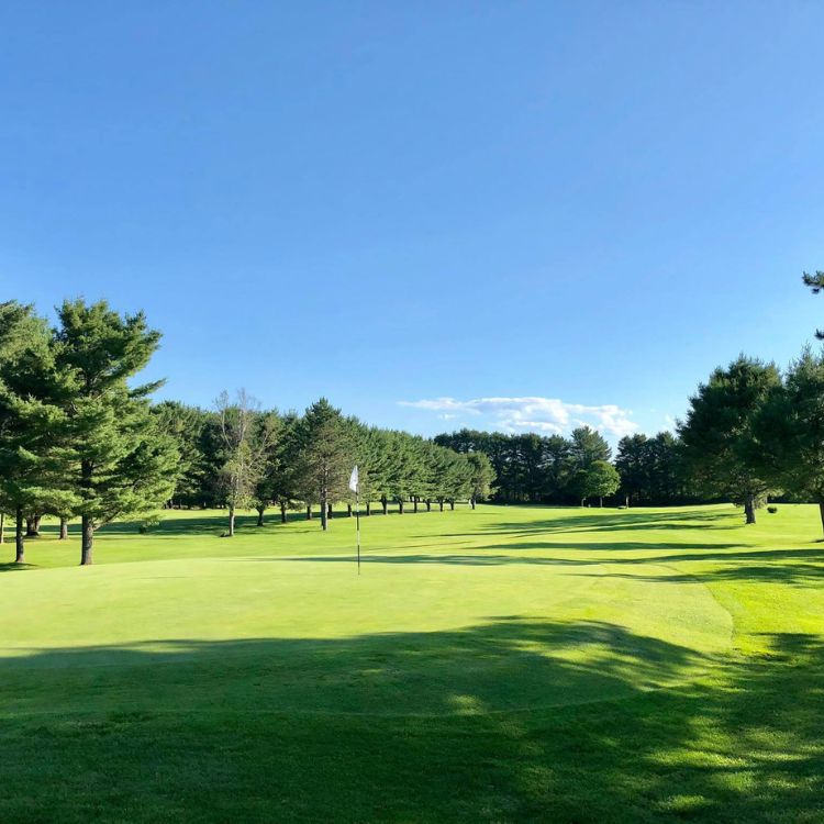 Club de golf des Pins - 1 joueur à pied avec balles de pratique (Utilisable en tout temps) En ligne jusqu'au 21 juin